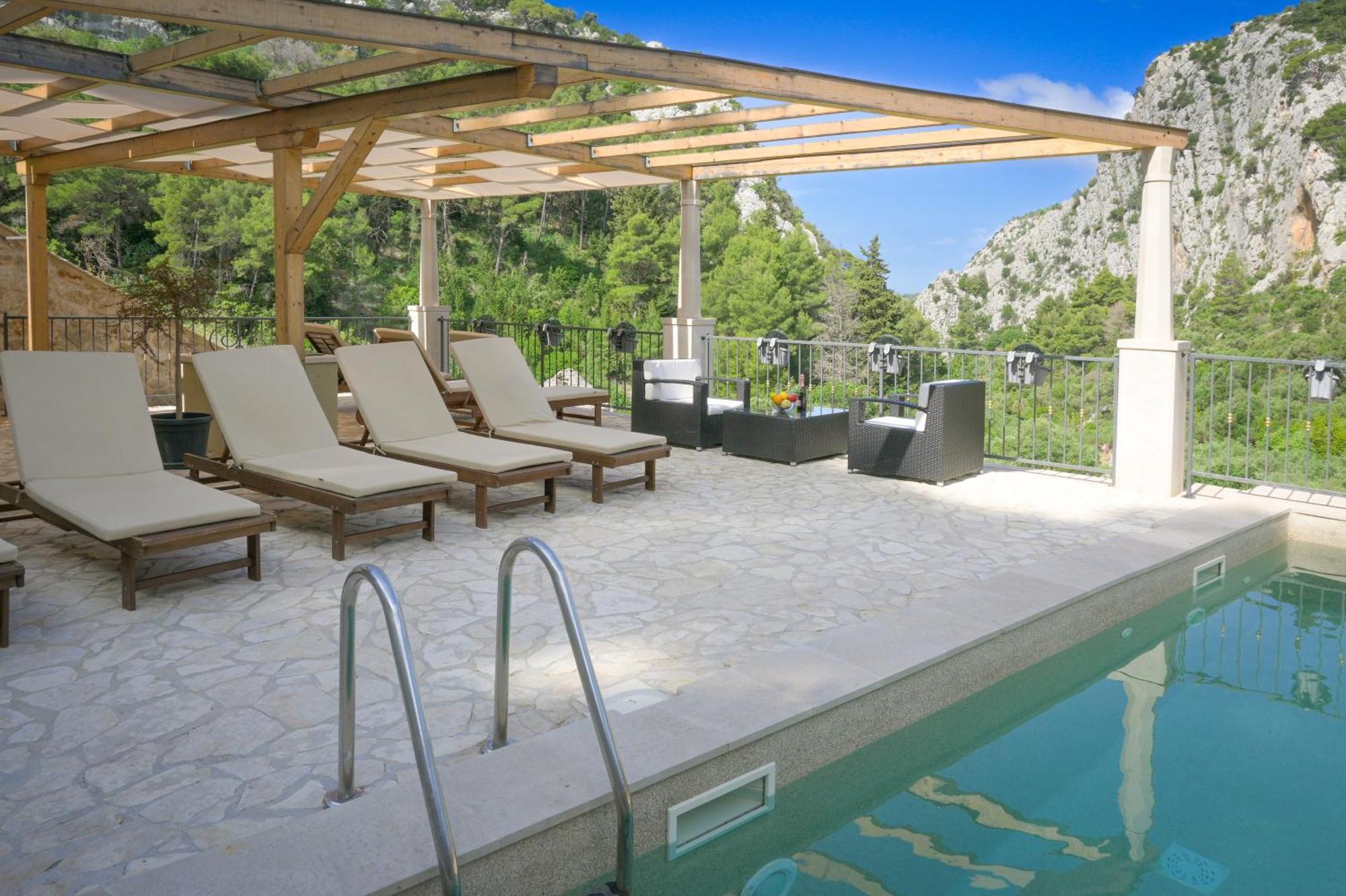 Rustic Luxury Fulmin Villa
